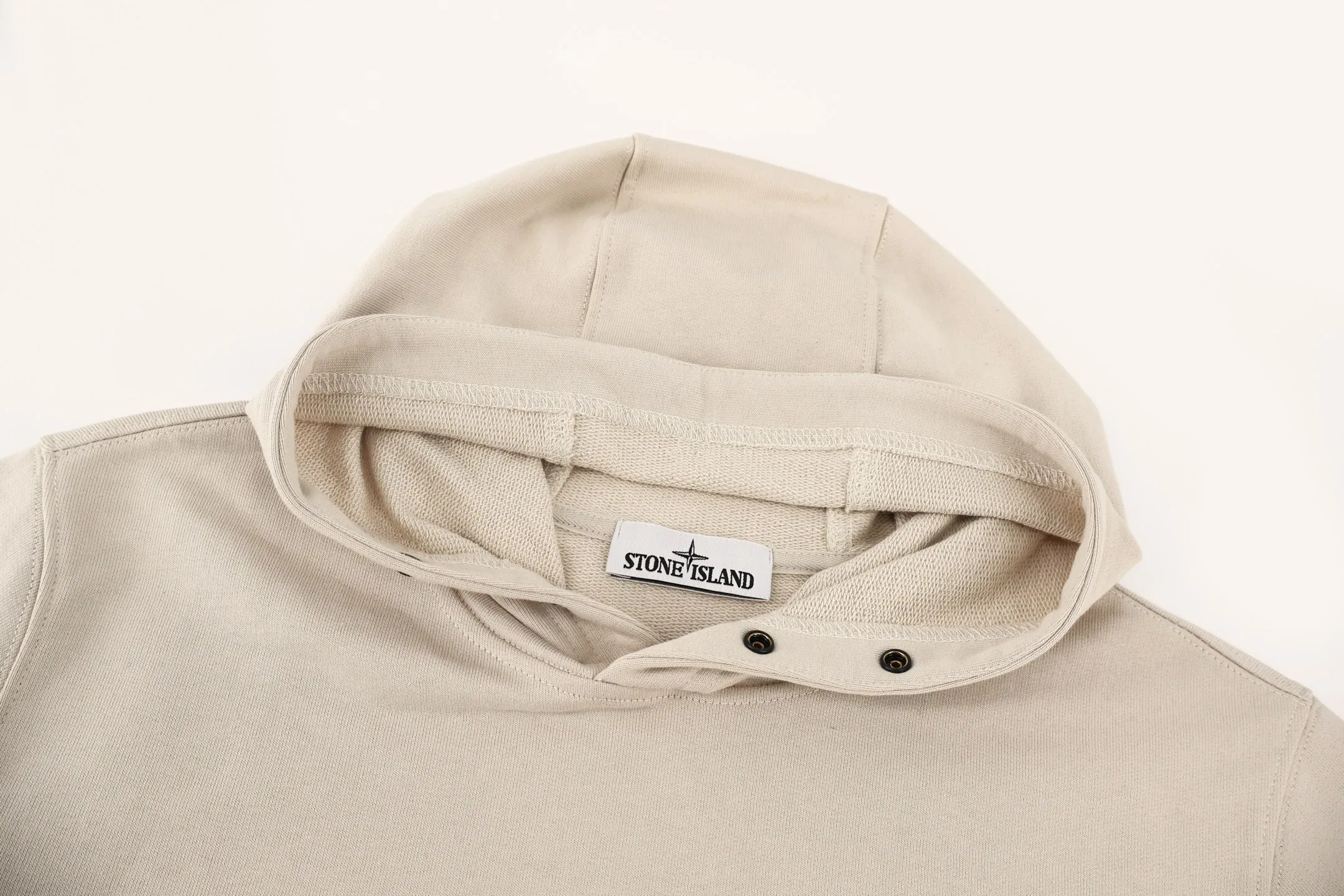 P520 Stone Island Stone Island cuff logo hoodie was originally purchased and developed for 1,400 yuan. This sweatshirt is made of high-count cotton blended fabric and has been combed. It has a soft texture and good breathability, making it comfortable and skin-friendly to wear. The version has a classic round-neck structure, and the collar, cuffs and hem are all ribbed. It is highly elastic, can fit the body shape and effectively prevent wind; the body uses seamless splicing technology to reduce friction and improve the wearing experience. The brand's iconic armband on the left arm is made of three-dimensional embroidery and hot-pressing composite technology. The pattern is fine and not easy to fall off. The overall wiring adopts four-needle and six-thread stitching technology, and the stitches are flat and firm. While ensuring structural stability, it presents a simple and neat visual effect, fully demonstrating the brand's craftsmanship in the field of casual clothing. The overall wiring is straight and delicate, the fabric is comfortable and soft, and the color is consistent without color difference. It can be matched with the same style to create a fashionable look and control various occasions. Customized accessories, complete with three standards, the same style for men and women. Size:S-M-L-XL